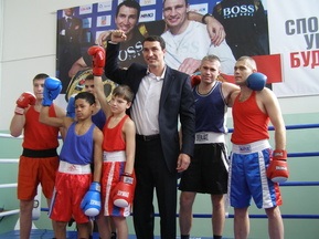 Владимир Кличко открыл боксерский зал в своем родном университете