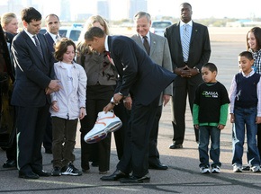 Шакил О Нил подарил Обаме кроссовок