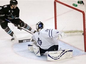 NHL: Акулы уничтожают всех на своем пути