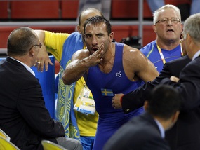 Олимпиада-2008: Шведский борец выбросил медаль