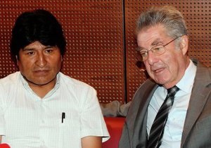 Сноуден - Австрийская полиция не обыскивала самолет президента Боливии