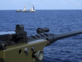 Сомалийские пираты стягивают к захваченному танкеру дополнительные силы