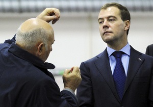 Российские СМИ об отставке Лужкова: Медведев вышел из тени Путина