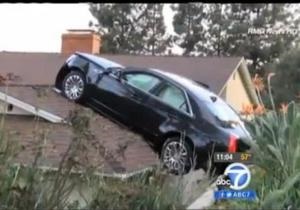 В США мужчина случайно припарковался на крыше соседского дома