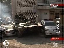 Российские танки протаранили машины грузинской полиции в 30 км от Тбилиси