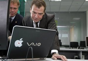 Медведев объяснил отказ от планшета iPad