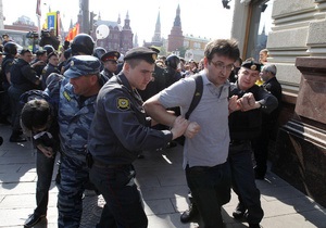 В центре Москвы задержали более 100 оппозиционеров, в том числе Немцова
