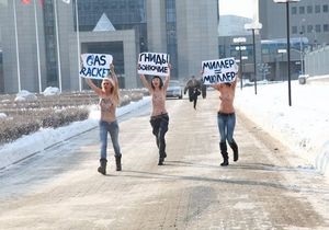 Активистки FEMEN пикетировали штаб-квартиру Газпрома в Москве