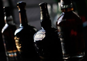 Россияне переходят с водки на виски, подогревая интерес к напитку в Восточной Европе