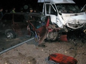 В Днепропетровской области машины столкнулись лоб в лоб, четыре человека погибли, еще семь травмированы