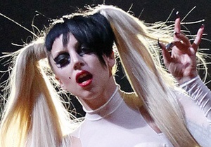 Lady GaGa возглавила британский хит-парад