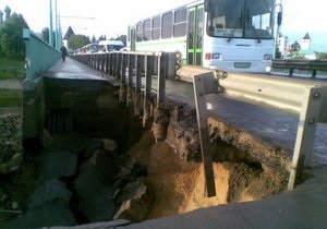 На Буковине обрушилась часть моста через Днестр