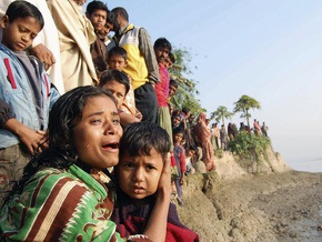 В Бангладеш баржа столкнулась с паромом: 27 человек погибли