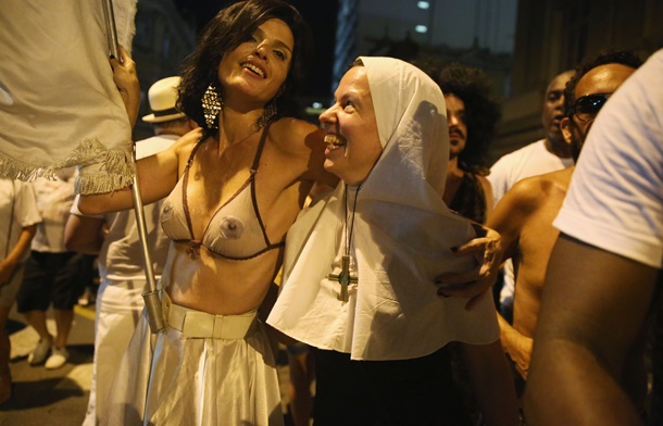 На улицах Рио начинается карнавальное сумасшествие.  ФОТО