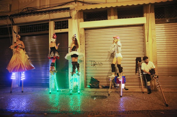 На улицах Рио начинается карнавальное сумасшествие.  ФОТО