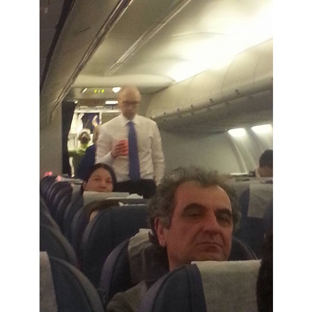 Яценюка вновь заметили в эконом-классе самолета. Фото