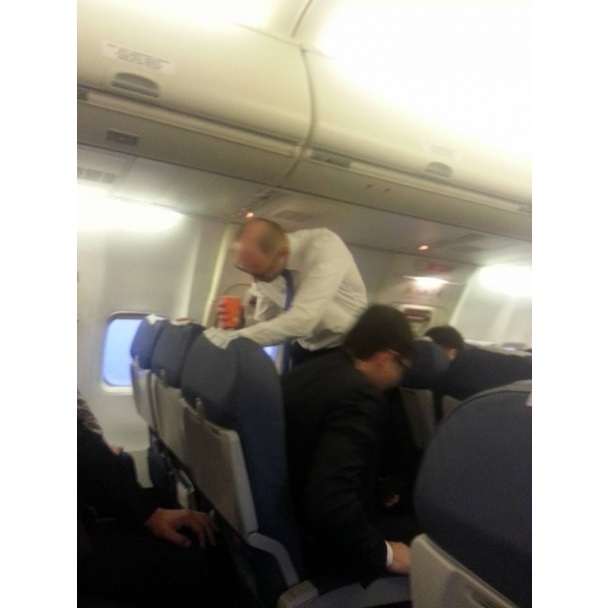Яценюка вновь заметили в эконом-классе самолета. Фото