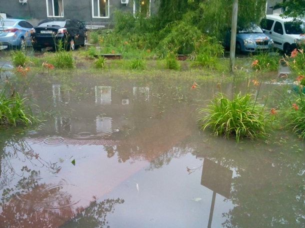 Ливень под Одессой затопил улицы и автостоянку. ФОТО