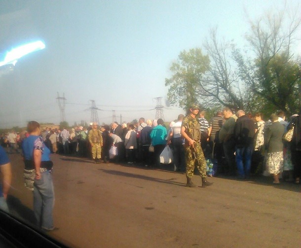 На выезде из ДНР под Майорском растет очередь – СМИ
