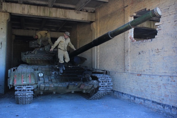 ЛНР убирает танки с передовой: фоторепортаж