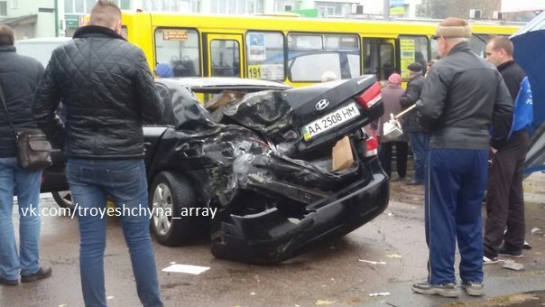 В Киеве водитель легковушки снес остановку. Фото