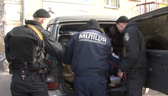 В центре Киева задержали авто с арсеналом оружия. ФОТО