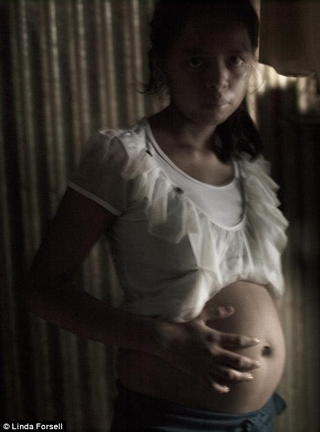 Фотограф показал беременных детей из Гватемалы