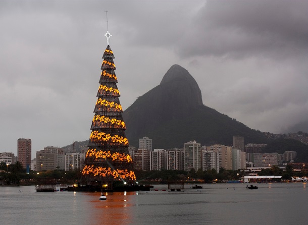 Найвища Новорічна ялинка в світі – плавуча ялинка в Ріо-де-Жанейро - фото 1