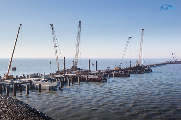Мост в Крым: строители установили половину свай
