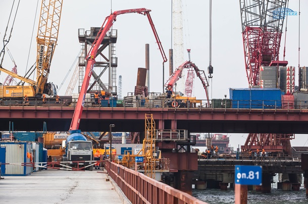 Мост в Крым: строители установили половину свай