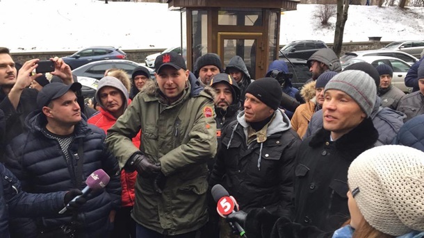 Владельцы автомобилей с иностранной регистрацией пришли под Кабмин и требуют Гройсмана Владельцы автомобилей с иностранной регистрацией пришли под Кабмин и требуют Гройсмана