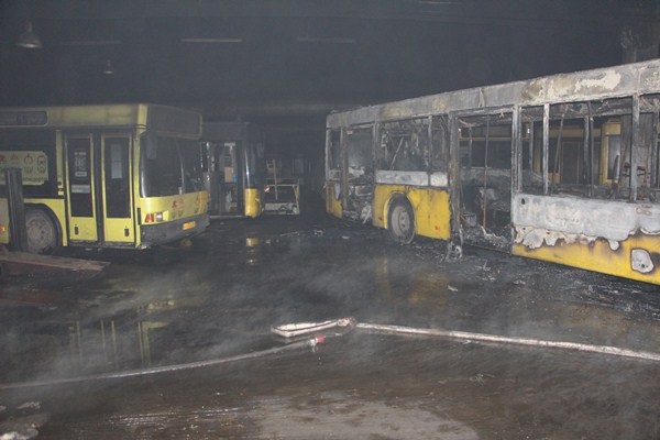 В Киеве в автопарке сгорели шесть автобусов В Киеве в автопарке сгорели шесть автобусов