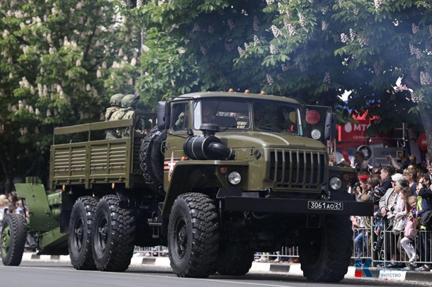 В Крыму провели три военных парада В Крыму провели три военных парада