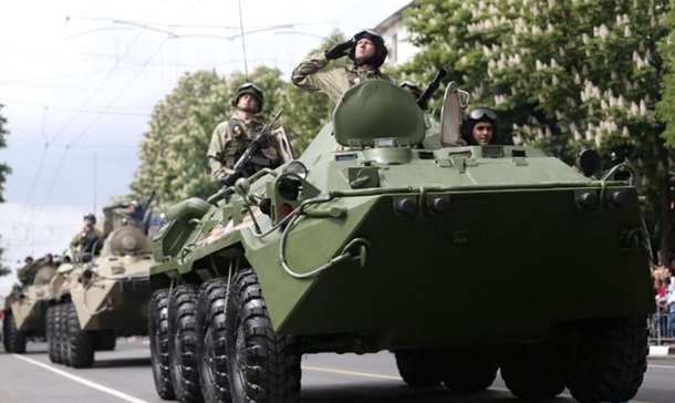В Крыму провели три военных парада В Крыму провели три военных парада