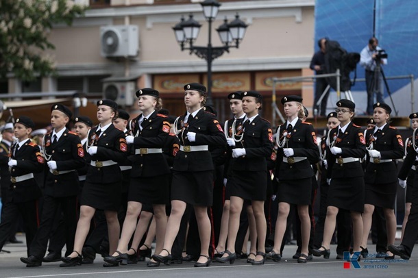 В Крыму провели три военных парада В Крыму провели три военных парада