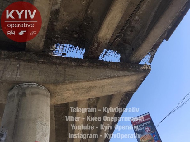 В Киеве частично обрушился мост