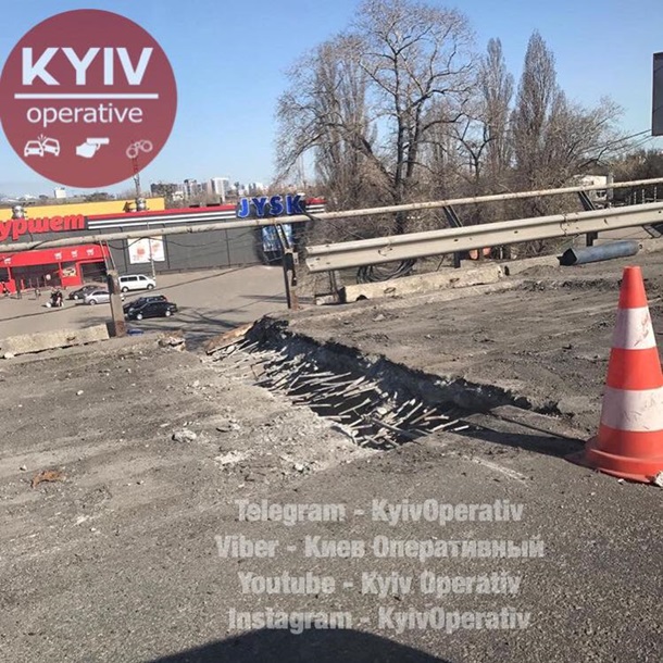 В Киеве частично обрушился мост
