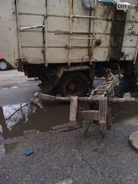 В Запорожье подъемник мусоровоза раздавил пешехода
