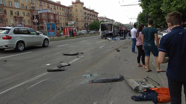 В Запорожье столкнулись десять легковушек и автобус