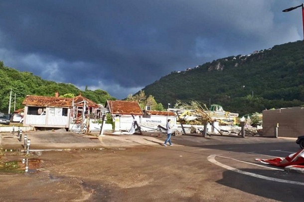Ураган разрушил полсотни домов в Черногории 3