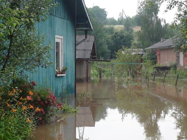 На Прикарпатье подтопило более 200 домов и 35 гектаров огородов