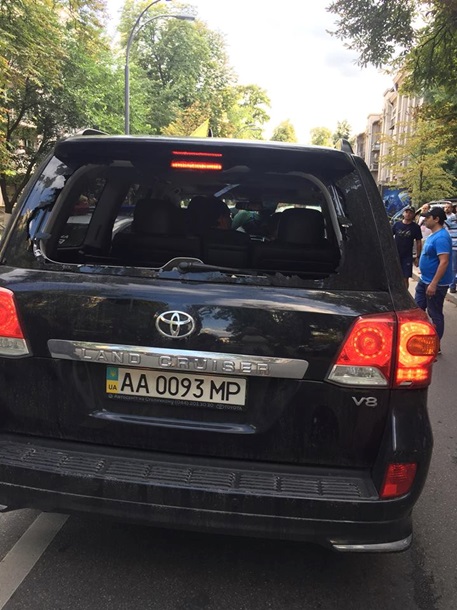 Под ВР автомобиль нардепа сбил активиста
