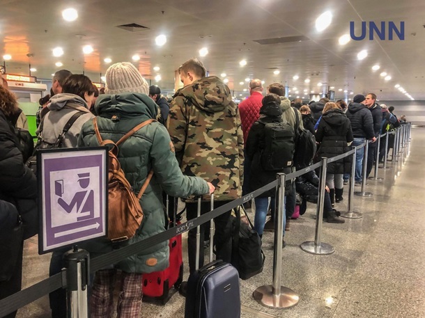 В аэропорту Киева образовались большие очереди