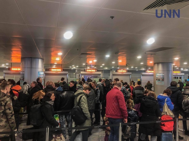 В аэропорту Киева образовались большие очереди