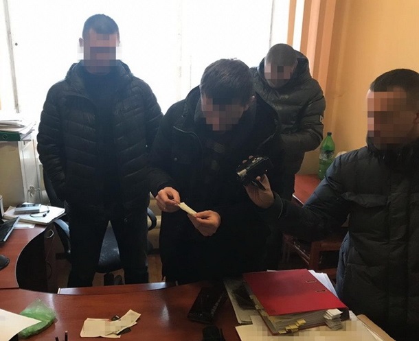 Во Львовской области следователя поймали на взятке $12 тысяч