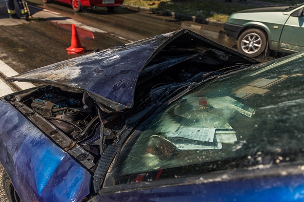 В Днепре пылающий автомобиль выкатился на проезжую часть