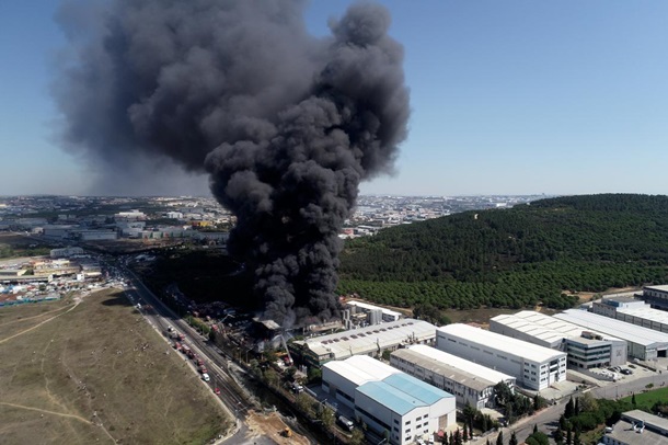 В Стамбуле загорелся химический завод: что известно о пострадавших
