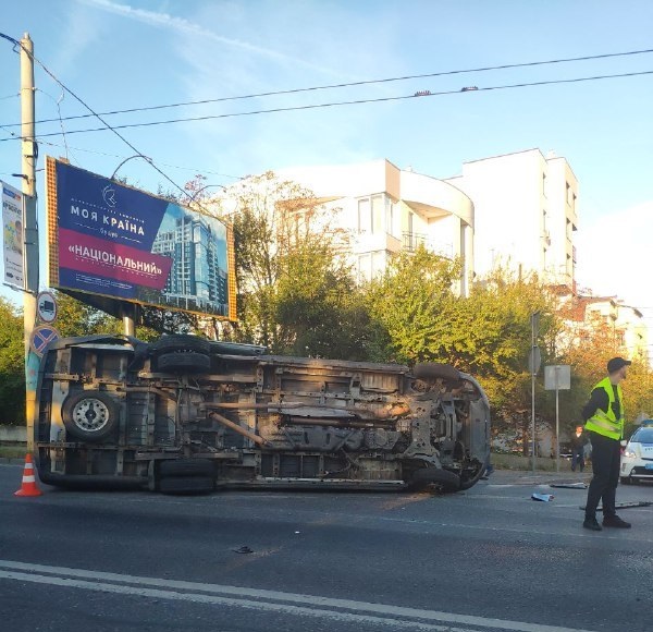 Во Львове авто патрульных попало в ДТП с переворотом