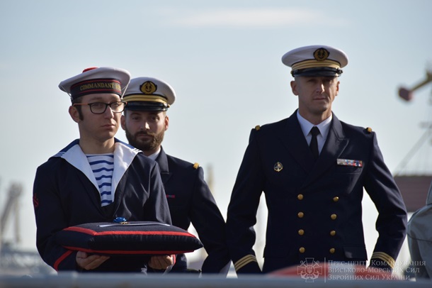 Командующего ВМС Украины наградил орденом президент Франции