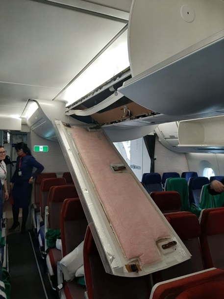 Image result for Багажная полка рухнула на пассажиров самолета
